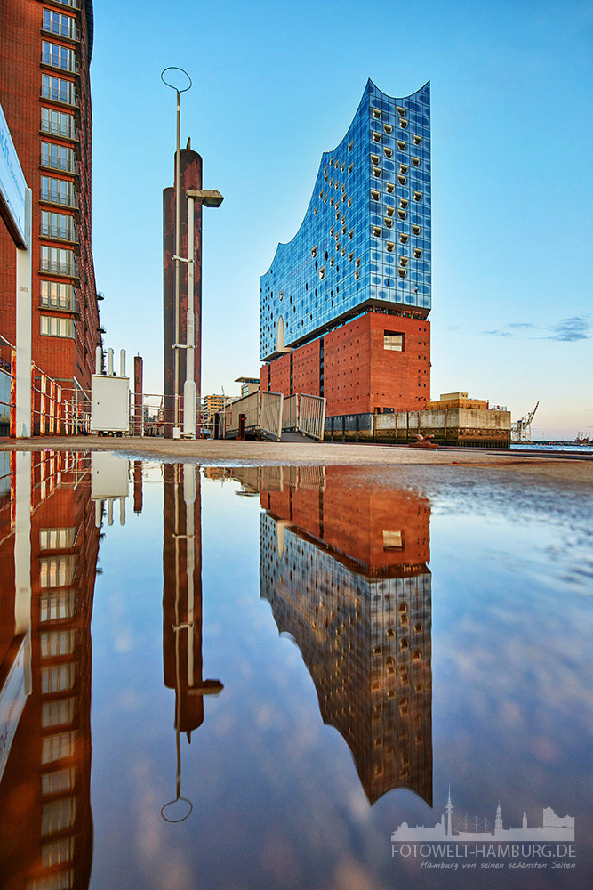 Hamburg Elbphilharmonie mit Wasserspiegelung - Bild auf Leinwand 