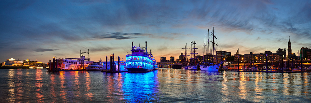 Hamburg Abendpanorama im Hamburger Hafen - Bild auf Leinwand oder Acrylglas
