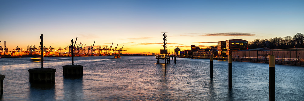 Elbpanorama zur blauen Stunde - Hamburg Bild auf Leinwand, Acrylglas, Akustikbild oder als Poster