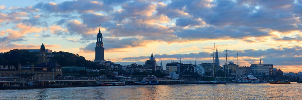 Hamburger Hafen Panorama Bild auf Leinwand - Morgens an den Landungsbrückien