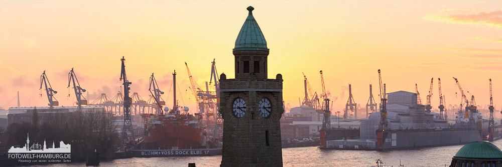 Hamburger Hafen Bild auf Leinwand - Abendpanorama an den Landungsbrücken
