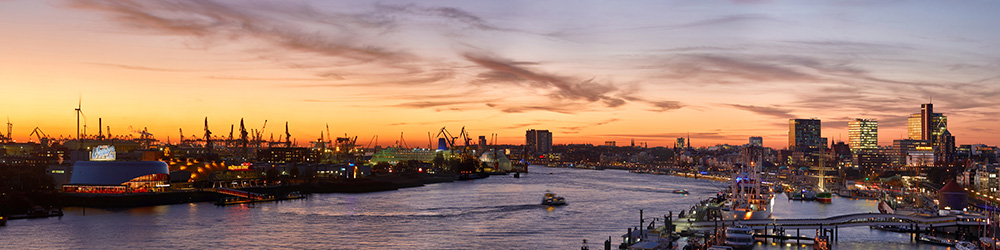 Blick von der Elbphilharmonie über den Hamburger Hafen - Bild auf Leinwand
