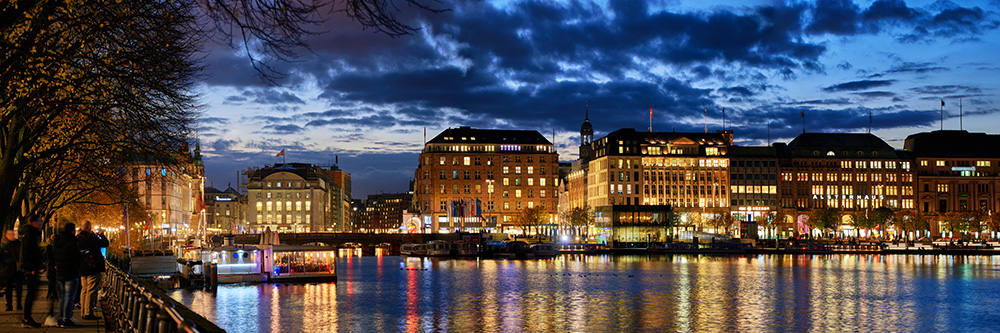 Blaue Stunde an der Binnenalster - Panoramabild auf Leinwand, Acrylglas, Alu-Dibond