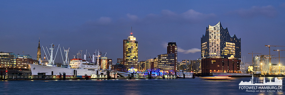 Hamburg Cap San Diego und Elbphilharmonie Panorama - Bild auf Leinwand