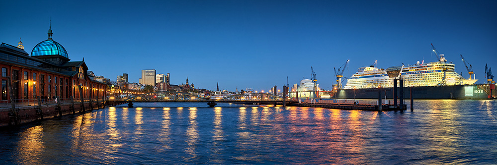 Hamburg Fischmarkt Panorama bei Nacht - Bild auf Leinwand