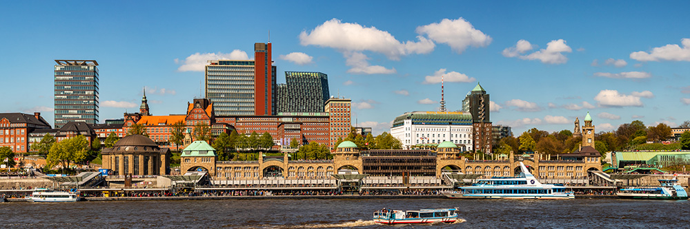 St Pauli Panorama - Landungsbrücken und St. Pauli Skyline Bild auf Leinwand, Acrylglas, Akustikbild oder als Poster