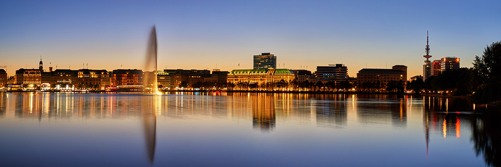 Hamburg Binnenalster Panorama zur blauen Stunde - Bild auf Leinwand, Acrylglas, Alu-Dibond 