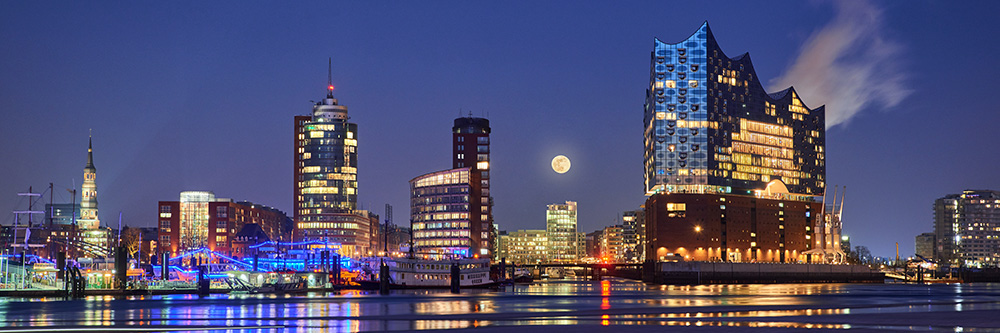 Hamburg Elbphilharmonie Panorama mit Vollmond - Leinwandbild, Glasbild, Poster 