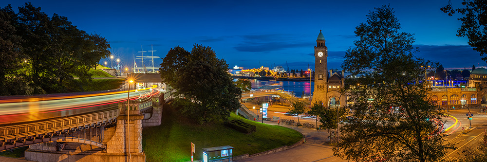 Landungsbrücken Panorama zur blauen Stunde - Hamburg Bild auf Leinwand, Acrylglas oder als Poster