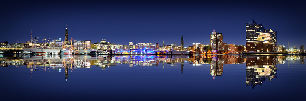 Hamburg Hamburg Skyline bei Nacht - Elbphilharmonie bis Michel - Bild auf Leinwand