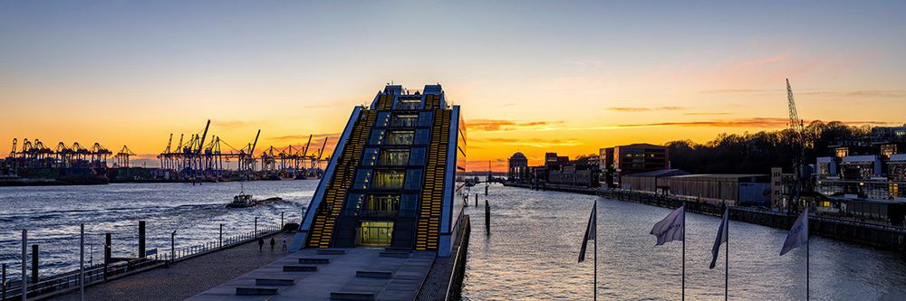 Abendpanorama am Dockland - Bild vom Hamburger Hafen auf Leinwand, Acrylglas oder als Poster