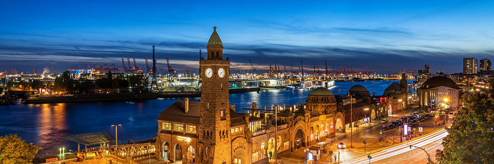 Landungsbrücken Panorama bei Nacht - Hamburger Hafen Bild auf Leinwand, Acrylglas oder als Poster