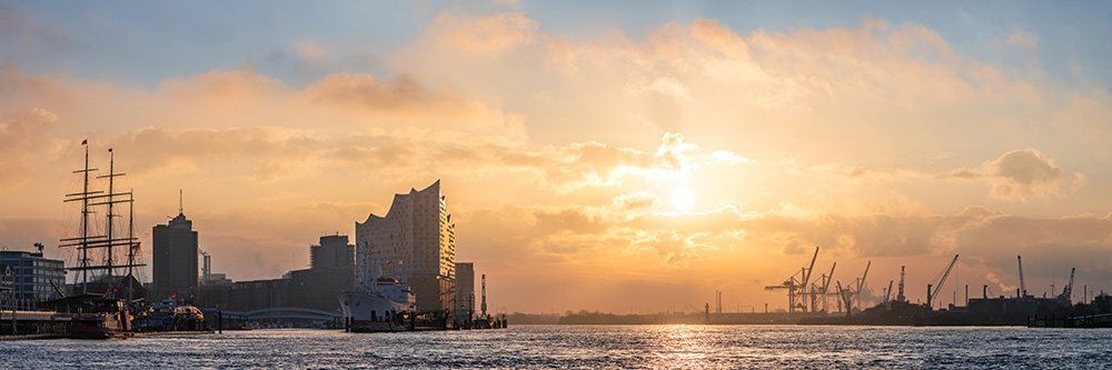 Morgenstimmung im Hamburger Hafen - Hamburg Panoramabild auf Leinwand, Acrylglas, Akustikbild oder als Poster