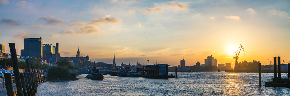 Sonnenaufgang in Hamburg - Hamburg Landungsbrücken Bild auf Leinwand, Acrylglas, Akustikbild oder als Poster