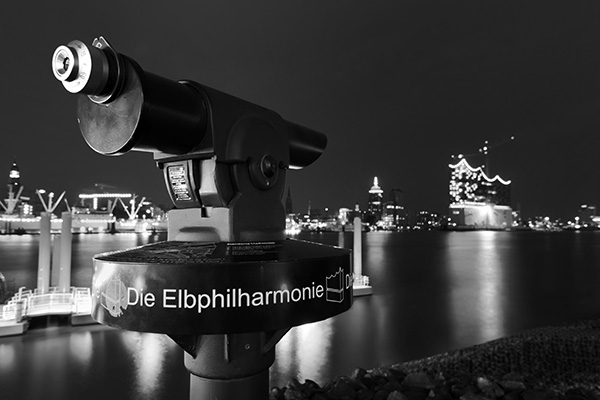 Hamburg Hafenromantik - Bild auf Leinwand oder Acrylglas - Blick auf die Elbphilharmonie