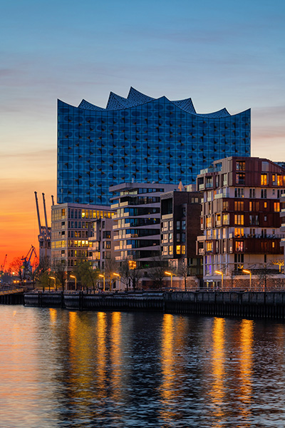Hamburg Elbphilharmonie und Grasbrookhafen - Bild auf Leinwand oder Acrylglas
