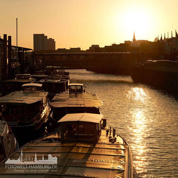 Hamburg Bild auf Leinwand - Abendstimmung an den Landungsbrücken