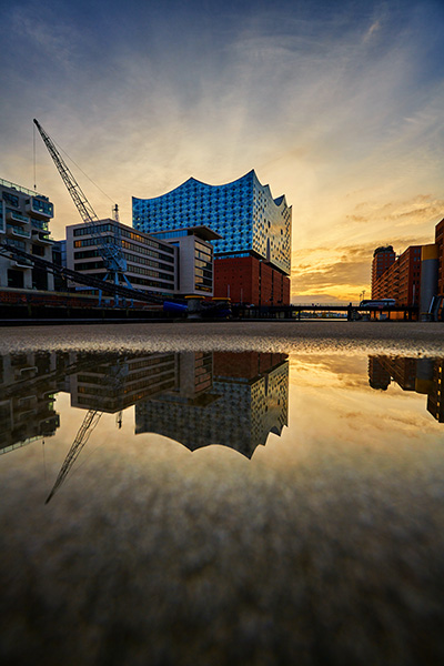Hamburg Elbphilharmonie und Sonnenuntergang im Sandtorhafen - Bild auf Leinwand