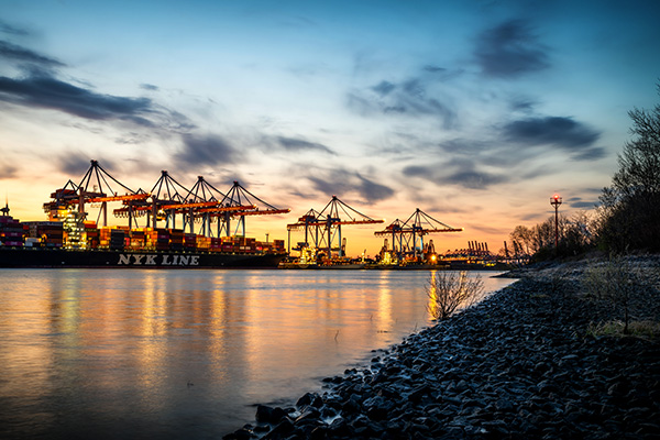 Terminal Altenwerder am Abend - Hamburger Hafen Wandbild auf Leinwand, Acrylglas, Akustikbild oder als Poster
