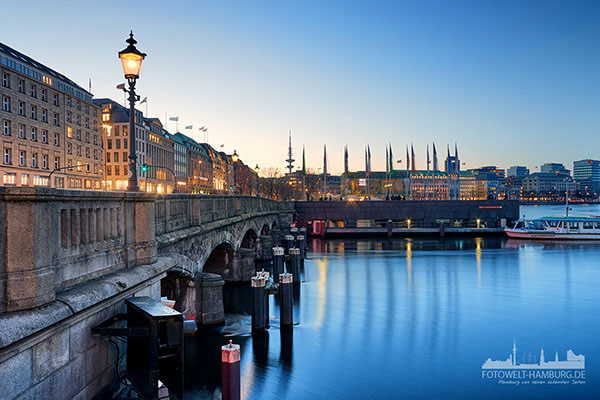 Abend am Jungfernstieg - Bild von der Hamburger Alster auf Leinwand