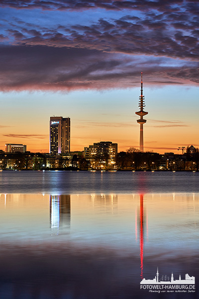 Hamburg Leuchtender Abend an der Alster - Bild auf Leinwand, Acrylglas oder Alu-Dibond