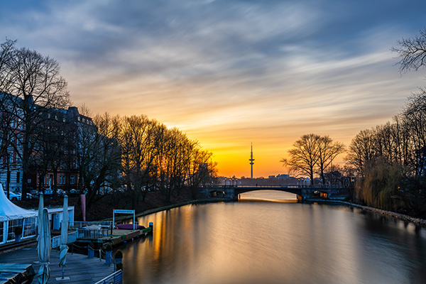 Abendrot an der Schwanenwikbrücke - Hamburg Aussenalster Bild auf Leinwand, Acrylglas, Akustikbild oder als Poster