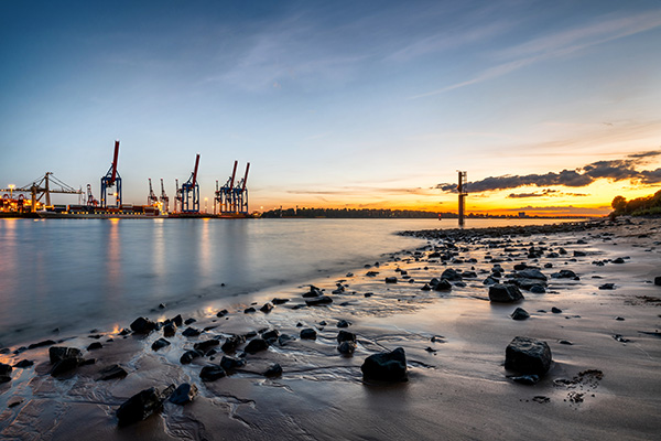Abendlicht am Elbstrand - Hamburger Hafen Bild auf Leinwand, Acrylglas oder als Poster