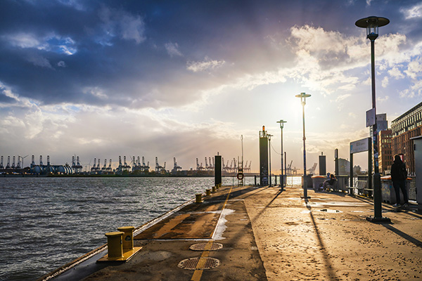 Abendlicht am Fähranleger - Hamburger Hafen Bild auf Leinwand, Acrylglas, Alu-Dibond, Akustikbild oder als Poster