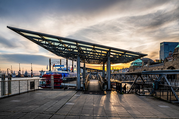 Abend an den Landungsbrücken - Hamburger Hafen Bild auf Leinwand, Acrylglas, Akustikbild oder als Poster