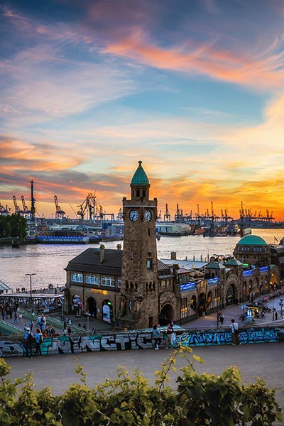 Landungsbrücken im Abendlicht - Hamburg Bild als hochwertiger Druck auf Leinwand, Acrylglas oder als Poster