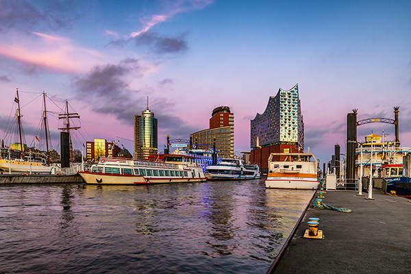 Abendrot an der Elbphilharmonie - Hamburgbild von der Elbphilharmonie auf Leinwand, Acrylglas oder als Poster