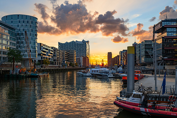 Abendlicht im Sandtorhafen - Hamburg Hafencity Bild auf Leinwand, Acrylglas, Akustikbild oder als Poster