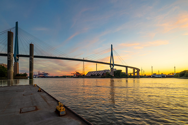 Abendrot an der Köhlbrandbrücke - Hamburger Hafen Wandbild auf Leinwand, Acrylglas, Akustikbild oder als Poster