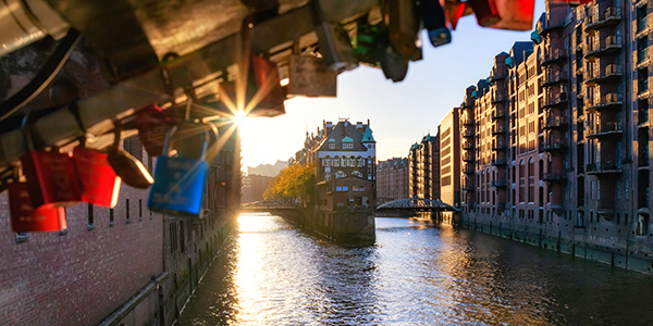 Liebesschlösser in der Speicherstadt am Wasserschloß Bild auf Leinwand, Acrylglas oder als Poster