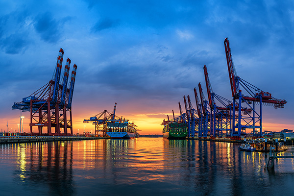 Abendstimmung im Waltershofer Hafen - Hamburgbild auf Leinwand, Acrylglas oder als Poster