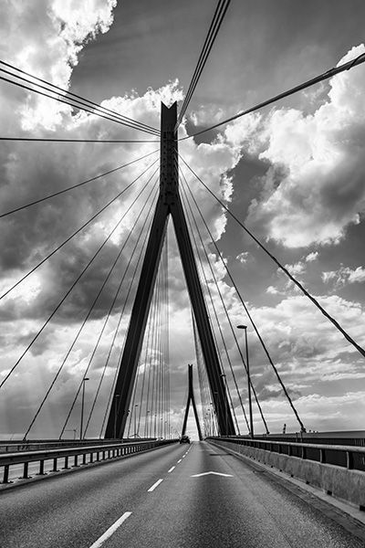 Auf der Köhlbrandbrücke - Hamburg Wandbild in schwarzweiß auf Leinwand, Acrylglas, Akustikbild oder als Poster