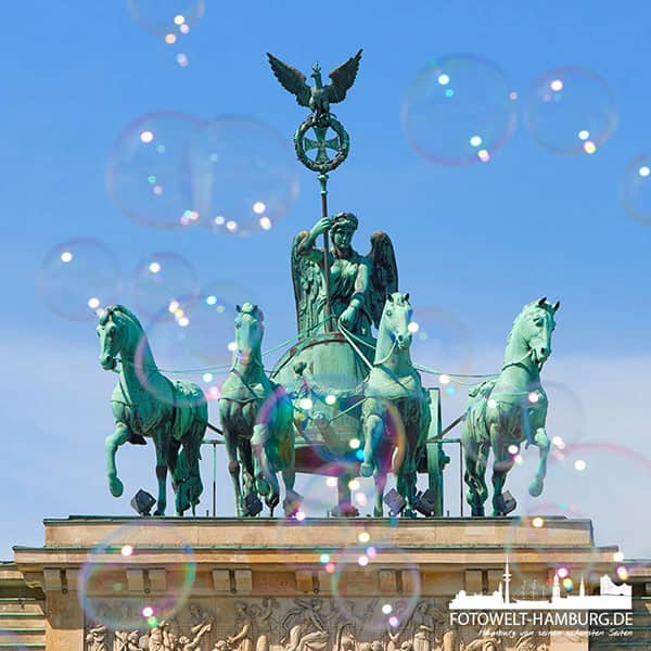 Berlin Seifenblasen am Brandenburger Tor - Bild auf Leinwand, Acrylglas oder Alu-Dibond