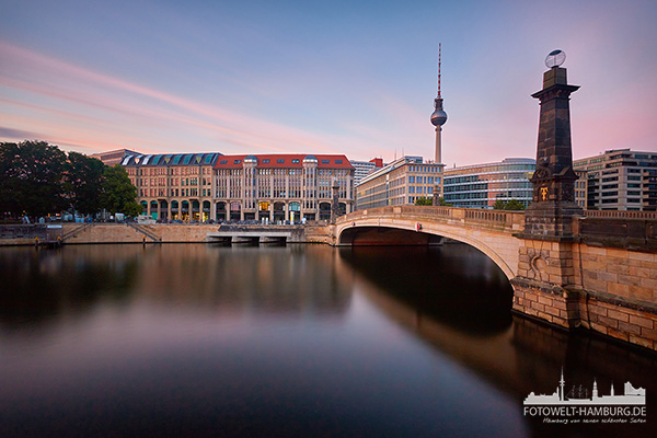Berlin Frierichsbrücke, Spree und Fernsehturm - Bild auf Leinwand, Acrylglas oder Alu-Dibond