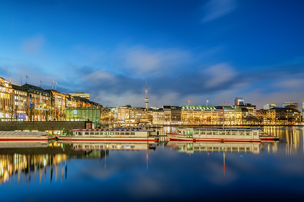 Binnenalster und Alsterfähren zur blauen Stunde - Hamburg Bild auf Leinwand, Acrylglas, Akustikbild oder als Poster