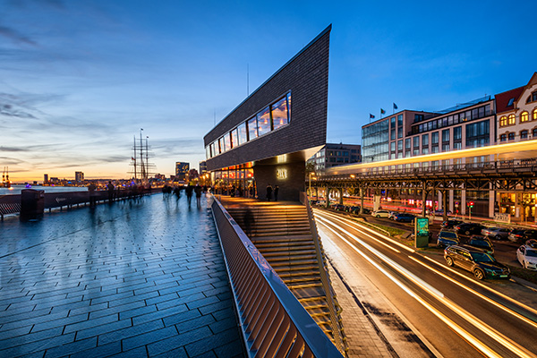 Hamburg Blaue Stunde an der Elbpromenade - Bild auf Leinwand oder Acrylglas