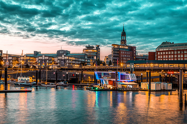 Blaue Stunde am Baumwall - Hamburg Bild auf Leinwand, Acrylglas, Akustikbild oder als Poster