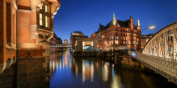 Blaue Stunde am Brooksfleet - Hamburgbild auf Leinwand, Acrylglas oder als Poster