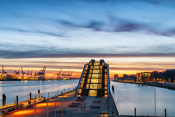 Blaue Stunde am Dockland - Hamburger Hafen Fotografie auf Leinwand, Acrylglas, Akustikbild oder als Poster