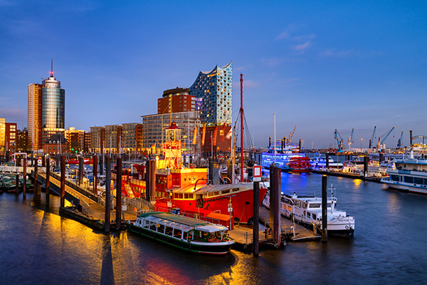 Blaue Stunde am Feuerschiff - Hamburg Elbphilharmonie Wandbild auf Leinwand, Acrylglas, Akustikbild oder als Poster