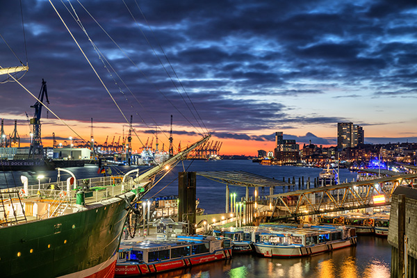 Blaue Stunde an den Landungsbrücken - Hamburg Bild auf Leinwand, Acrylglas, Akustikbild, Dibond oder als Poster