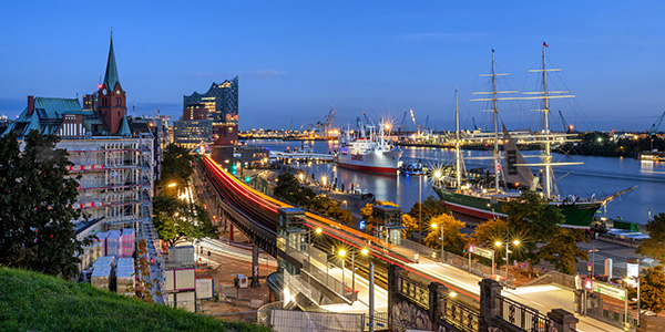 Panoramablick zur blauen Stunde - Hamburger Hafen Bild auf Leinwand, Acrylglas oder als Poster