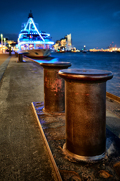Blauer Abend an den Landungsbrücken - Hamburgbild auf Leinwand, Acrylglas oder als Poster
