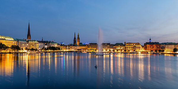 Blaue Stunde an der Binnenalster - Hamburg Panoramabild Wandbild auf Leinwand, Acrylglas, Akustikbild oder als Poster
