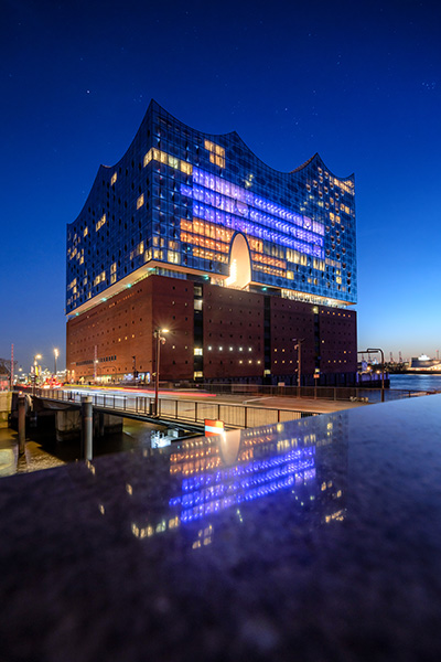 Blaue Stunde an der Elbphilharmonie - Hamburg Wandbild auf Leinwand, Acrylglas oder als Poster