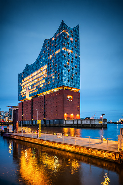Blaue Stunde an der Elbphilharmonie - Hamburgbild auf Leinwand, Acrylglas, Akustikbild oder als Poster